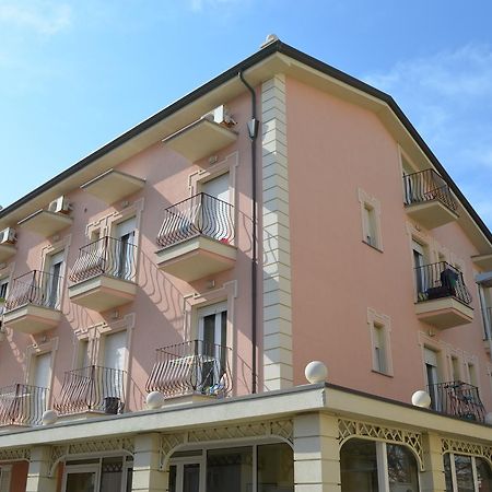 Residence Uno Studio&Suites Rimini Buitenkant foto