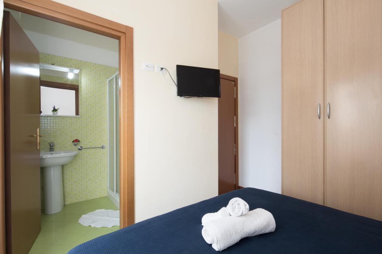 Residence Uno Studio&Suites Rimini Buitenkant foto